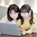 オンライン視聴する親子